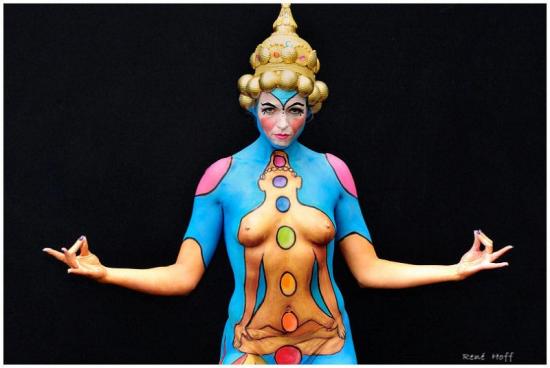 Pomalowana farbami modelka podczas festiwalu Body-art
