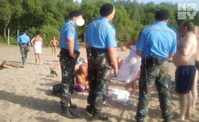 Milicja upomina naturystów na plaży koło Mińska