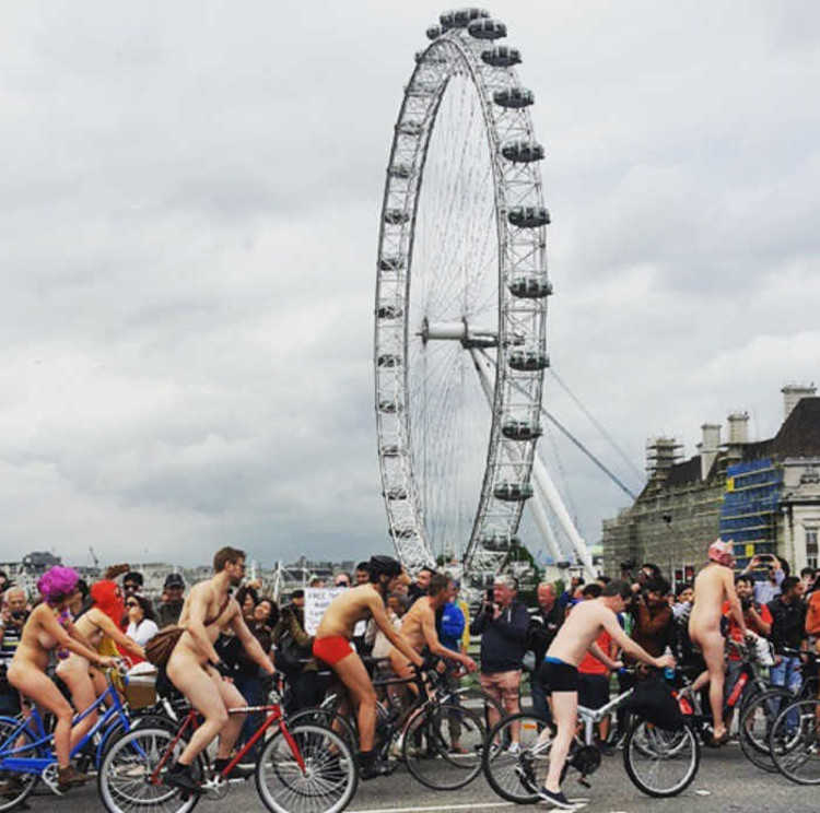 Grupa nagich rowerzystów na ulicach Londynu