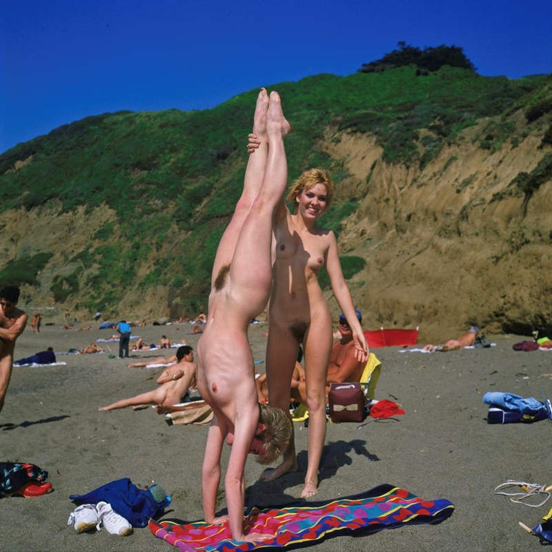 Stanie na rękach na plaży