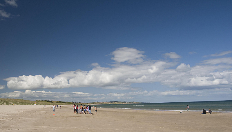 Grupa ludzi na plaży w Irlandii