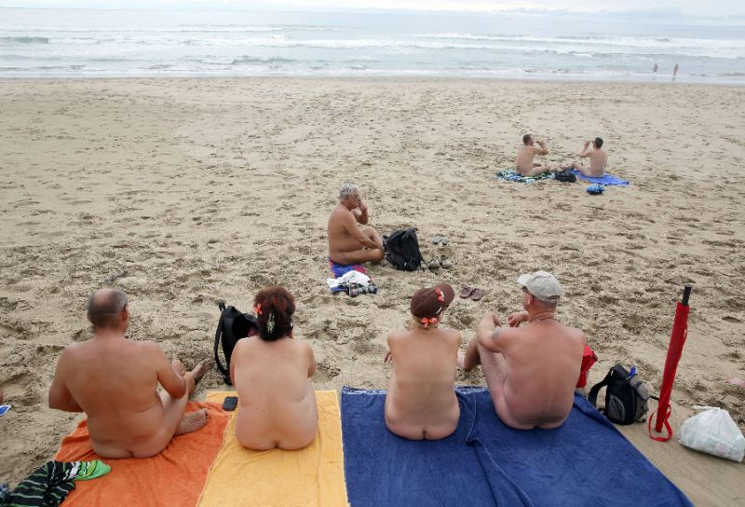 Grupa wczasowiczów na plaży w RPA