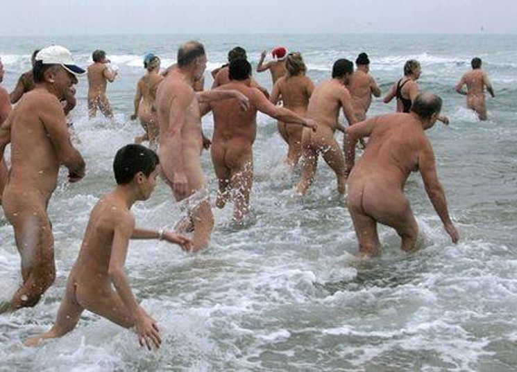 Grupa golasów podczas kąpieli w morzu