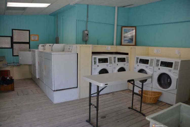 Duża pralnia do dyspozycji korzystających z ośrodka