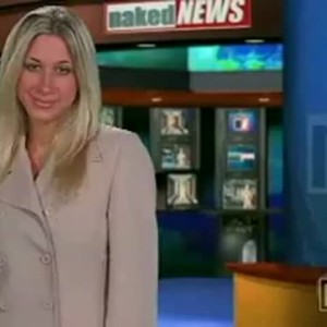 Nagie wiadomości Ciekawy sposób prowadzenia wiadomości w tv :-).Prezenterka przekazuje informacje ze świata całkiem nagusieńko.Przydałby się taki kanał u nas ;-).