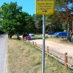 Słynny parking leśny Grzybowo - Dźwirzyno i  nienachalne oznaczenie nagiej plaży