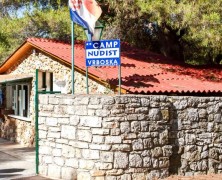 Brama główna kempingu Camp Nudist Vrboska