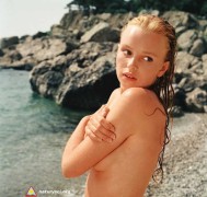 Zawstydzona. To nie zawstydzenie, to tylko zimny wiatr od morza. Plaże nudystów to doskonałe miejsce aby równo opalić swoje ciało.