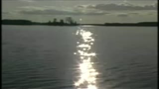 Pływanie łódką Naturystki pływają na łódce. Zobacz jak wypoczywają naturystki Filmy takie mogą być świetną pamiątką z naturystycznych wakacji.