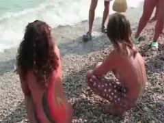 Bodypainting. Malowanie ciał farbami na plaży.