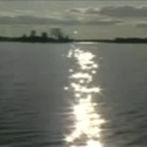 Pływanie łódką Naturystki pływają na łódce. Zobacz jak wypoczywają naturystki Filmy takie mogą być świetną pamiątką z naturystycznych wakacji.