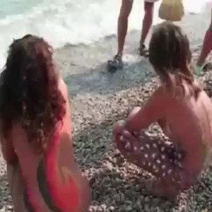 Bodypainting. Malowanie ciał farbami na plaży.