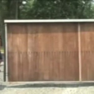 Farm Nudist Club. Naturysci 2007. Krótka prezentacja typowego ośrodka dla nudystów. Jego klienci wypowiadają się na temat nagiej rekreacji i na czym ona tak naprawdę polega.