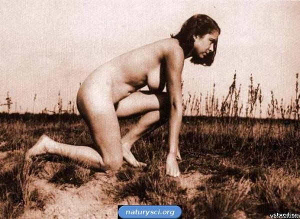 Retro naturyzm 5. Stare zdjęcie naturystyczne przedstawiające naturystkę w plenerze.