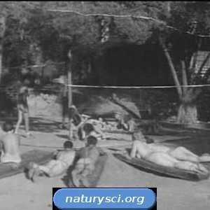 Retro naturyzm 2. Stare czarno białe zdjęcie naturystów, wypoczywających na plaży.