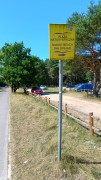 Słynny parking leśny Grzybowo - Dźwirzyno i  nienachalne oznaczenie nagiej plaży