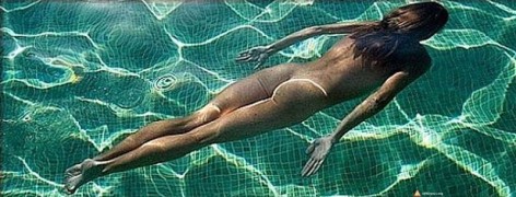 Naturystka w hotelowym basenie