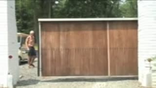Farm Nudist Club. Naturysci 2007. Krótka prezentacja typowego ośrodka dla nudystów. Jego klienci wypowiadają się na temat nagiej rekreacji i na czym ona tak naprawdę polega.